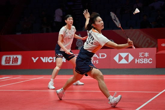 한국 배드민턴 여자복식 이소희(인천국제공항)-백하나(MG새마을금고) 조가 일본 선수들과 벌인 '죽음의 혈투'에서 승리를 거두고 세계배드민턴(BWF) 월드투어 파이널 2연패 위업을 달성했다. 이소희-백하나 조는 21일 중국 항저우의 올림픽스포츠센터 체육관에서 열린 BWF 2025 월드투어 파이널 여자복식 결승 후쿠시마 유키-마쓰모토 마유(일본)와의 맞대결에서 1시간 9분 만에 게임스코어 2-0 승리를 챙기고 우승트로피를 들어올렸다. 지난 대회 챔피언이긴 하지만 올해 들쭉날쭉한 경기력으로 세계 7위까지 랭킹이 떨어진 상태에서 이변을 일궈냈다. 연합뉴스 