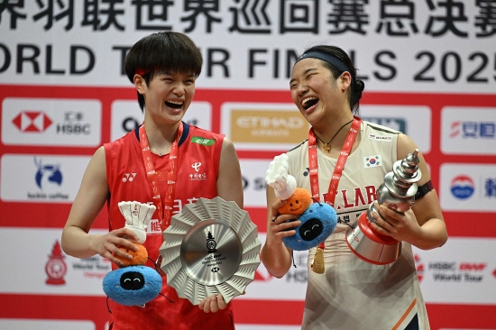 안세영은 21일 중국 항저우의 올림픽 스포츠 센터에서 열린 2025 세계배드민턴연맹(BWF) 월드투어 파이널 결승전에서 세계랭킹 2위 왕즈이(중국)를 게임 스코어 2-1로 제압하고 대회 우승을 차지했다. 안세영은 앞서 3개의 슈퍼 1000 시리즈(말레이시아오픈·전영오픈·인도네시아오픈), 5개의 슈퍼 750 시리즈(인도오픈·일본오픈·중국마스터스·덴마크오픈·프랑스오픈)을 비롯해 호주오픈(슈퍼 500), 오를레앙 마스터스(슈퍼 300) 등 10차례 국제대회에서 우승했다. 이어 총상금 300만 달러가 걸린 월드투어 파이널에서 올해 11번째 우승을 일궈냈다. 여자단식 최초의 일로, 배드민턴 전종목을 합치면 2019년 남자단식 모모타 겐토와 함꼐 세계 타이기록이다. 연합뉴스