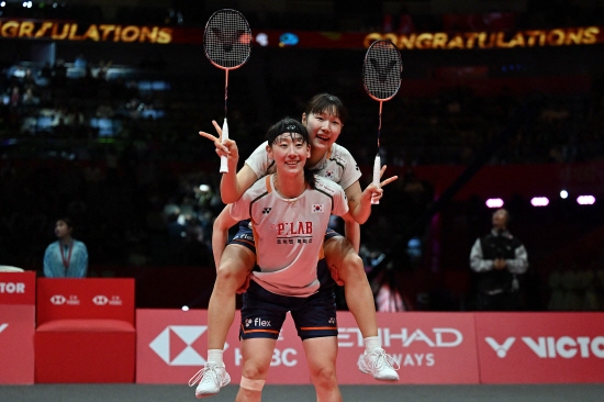 한국 배드민턴 여자복식 이소희(인천국제공항)-백하나(MG새마을금고) 조가 일본 선수들과 벌인 '죽음의 혈투'에서 승리를 거두고 세계배드민턴(BWF) 월드투어 파이널 2연패 위업을 달성했다. 이소희-백하나 조는 21일 중국 항저우의 올림픽스포츠센터 체육관에서 열린 BWF 2025 월드투어 파이널 여자복식 결승 후쿠시마 유키-마쓰모토 마유(일본)와의 맞대결에서 1시간 9분 만에 게임스코어 2-0 승리를 챙기고 우승트로피를 들어올렸다. 지난 대회 챔피언이긴 하지만 올해 들쭉날쭉한 경기력으로 세계 7위까지 랭킹이 떨어진 상태에서 이변을 일궈냈다. 연합뉴스