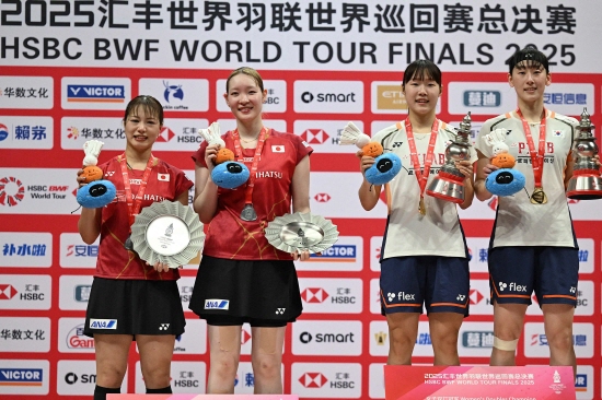 한국 배드민턴 여자복식 이소희(인천국제공항)-백하나(MG새마을금고) 조가 일본 선수들과 벌인 '죽음의 혈투'에서 승리를 거두고 세계배드민턴(BWF) 월드투어 파이널 2연패 위업을 달성했다. 이소희-백하나 조는 21일 중국 항저우의 올림픽스포츠센터 체육관에서 열린 BWF 2025 월드투어 파이널 여자복식 결승 후쿠시마 유키-마쓰모토 마유(일본)와의 맞대결에서 1시간 9분 만에 게임스코어 2-0 승리를 챙기고 우승트로피를 들어올렸다. 지난 대회 챔피언이긴 하지만 올해 들쭉날쭉한 경기력으로 세계 7위까지 랭킹이 떨어진 상태에서 이변을 일궈냈다. 연합뉴스