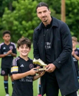 천하의 즐라탄이 인정! 제2의 메시 누구냐 묻거든 3남을 보게 하라…득점왕 트로피 직접 수여