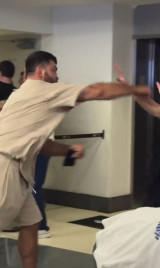 충격! 前 UFC 헤비급 챔피언 알롭스키, 인플루언서 4명과 '패싸움 영상' 확산…'폴 vs 조슈아' 이벤트 백스테이지서 난투극