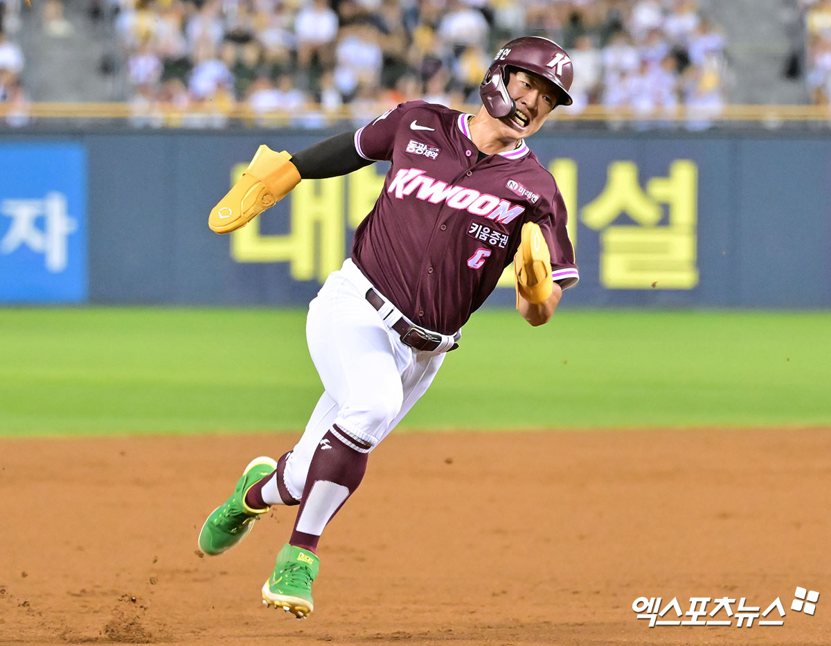 송성문이 미국 메이저리그 샌디에이고 파드리스와 계약기간 4년, 최대 1500만 달러(222억 원)의 조건에 계약을 마치고 오는 23일 인천국제공항 제1터미널을 통해 귀국한다. 2026시즌 메이저리그 공식 경기에 출전한다면, 역대 29번째 코리안 빅리거가 된다. 사진 엑스포츠뉴스 DB