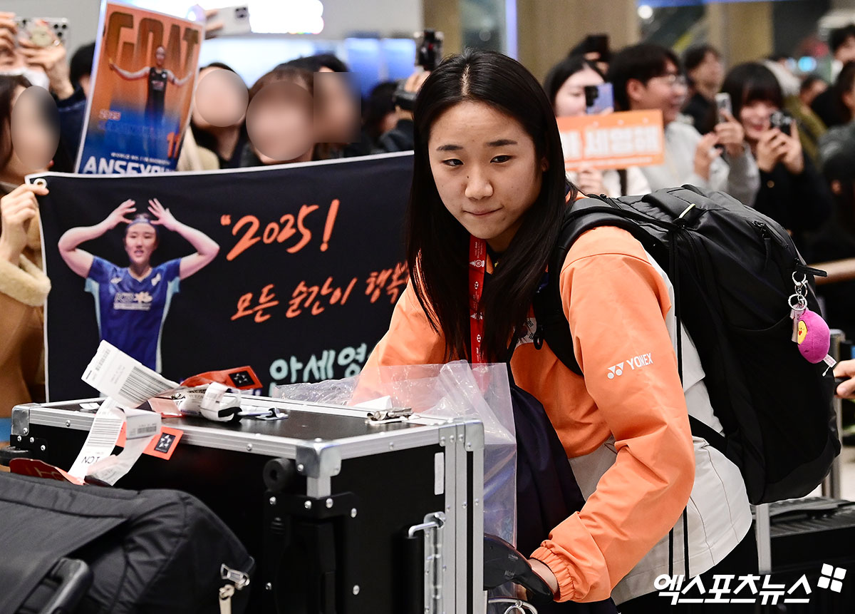 안세영은 중국 항저우에서 열렸던 2025 세계배드민턴연맹(BWF) 월드투어 파이널을 마치고 22일 오후 인천국제공항을 통해 귀국했다. 안세영은 지난 21일 중국 항저우의 올림픽 스포츠 센터에서 열린 대회 여자 단식 결승전에서 중국의 왕즈이(세계 2위)를 게임스코어 2-1(21-13 18-21 21-10)로 누르고 우승을 차지했다. 올시즌 11관왕에 오르며 새 역사를 썼음에도 안세영은 자신의 전성기가 오지 않을 것으로 내다봤다. 인천공항, 박지영 기자