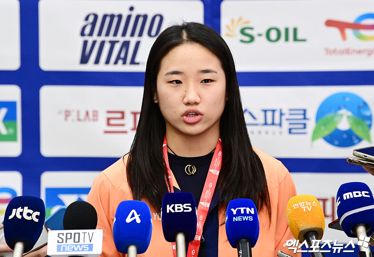 안세영은 중국 항저우에서 열렸던 2025 세계배드민턴연맹(BWF) 월드투어 파이널을 마치고 22일 오후 인천국제공항을 통해 귀국했다. 안세영은 지난 21일 중국 항저우의 올림픽 스포츠 센터에서 열린 대회 여자 단식 결승전에서 중국의 왕즈이(세계 2위)를 게임스코어 2-1(21-13 18-21 21-10)로 누르고 우승을 차지했다. 올시즌 11관왕에 오르며 새 역사를 썼음에도 안세영은 자신의 전성기가 오지 않을 것으로 내다봤다. 인천공항, 박지영 기자