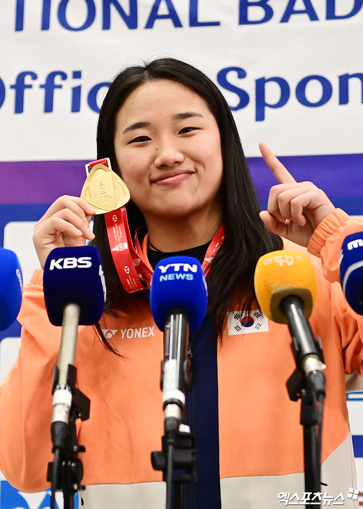 안세영은 중국 항저우에서 열렸던 2025 세계배드민턴연맹(BWF) 월드투어 파이널을 마치고 22일 오후 인천국제공항을 통해 귀국했다. 안세영은 지난 21일 중국 항저우의 올림픽 스포츠 센터에서 열린 대회 여자 단식 결승전에서 중국의 왕즈이(세계 2위)를 게임스코어 2-1(21-13 18-21 21-10)로 누르고 우승을 차지했다. 올시즌 11관왕에 오르며 새 역사를 썼음에도 안세영은 자신의 전성기가 오지 않을 것으로 내다봤다. 인천공항, 박지영 기자
