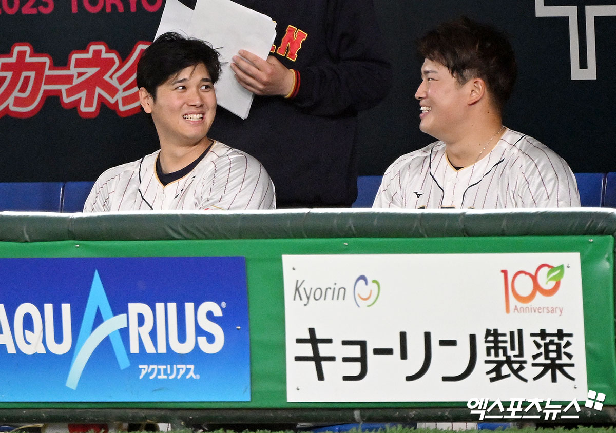 더그아웃에서 오타니 쇼헤이(LA 다저스)와 대화를 나누고 있는 무라카미 무네타카(시카고 화이트삭스). 엑스포츠뉴스 DB