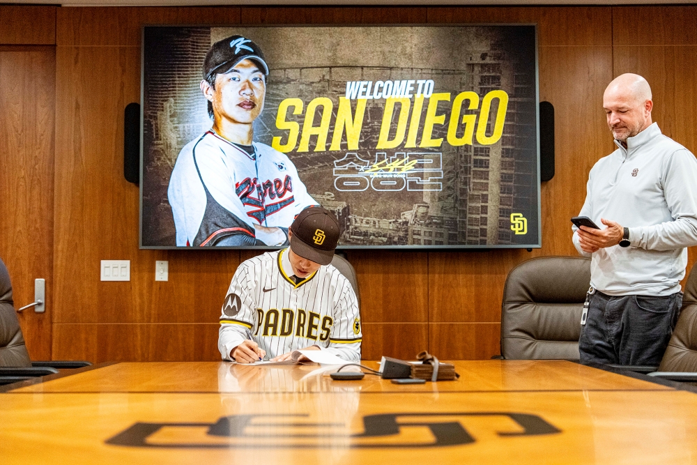 샌디에이고 파드리스가 23일 송성문과 4년 계약을 체결했다고 공식 발표했다. 22일 AP통신의 보도에 따르면, 계약 조건은 4년 총액 1500만 달러다. 또 2029년 400만 달러의 선수 옵션, 2030년 700만 달러의 상호 옵션도 포함된 것으로 알려졌다. 만약 2030년 상호 옵션이 실행되지 않으면 구단은 바이아웃 금액 100만 달러를 지불해야 한다. 키움 히어로즈