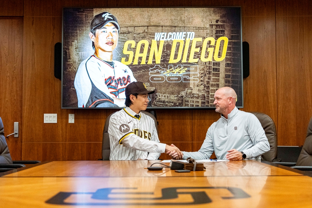 샌디에이고 파드리스가 23일 송성문과 4년 계약을 체결했다고 공식 발표했다. 22일 AP통신의 보도에 따르면, 계약 조건은 4년 총액 1500만 달러다. 또 2029년 400만 달러의 선수 옵션, 2030년 700만 달러의 상호 옵션도 포함된 것으로 알려졌다. 만약 2030년 상호 옵션이 실행되지 않으면 구단은 바이아웃 금액 100만 달러를 지불해야 한다. 키움 히어로즈
