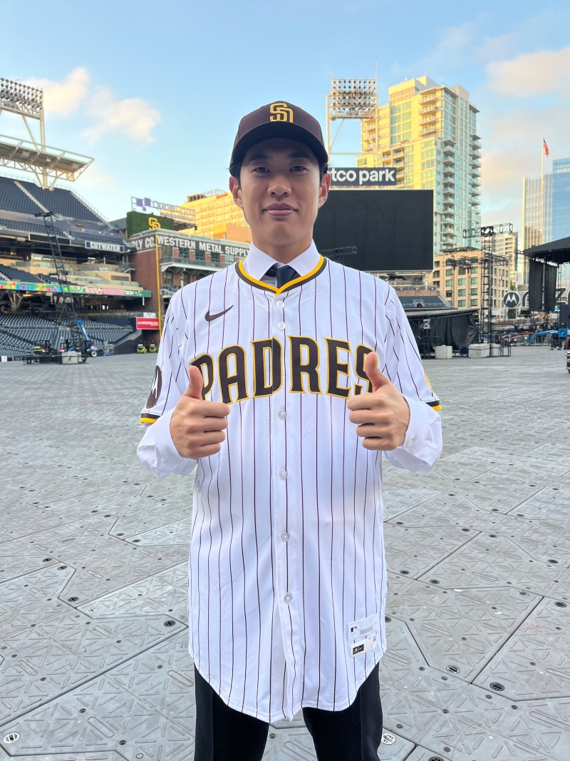 샌디에이고 파드리스가 23일 송성문과 4년 계약을 체결했다고 공식 발표했다. 22일 AP통신의 보도에 따르면, 계약 조건은 4년 총액 1500만 달러다. 또 2029년 400만 달러의 선수 옵션, 2030년 700만 달러의 상호 옵션도 포함된 것으로 알려졌다. 만약 2030년 상호 옵션이 실행되지 않으면 구단은 바이아웃 금액 100만 달러를 지불해야 한다. 키움 히어로즈