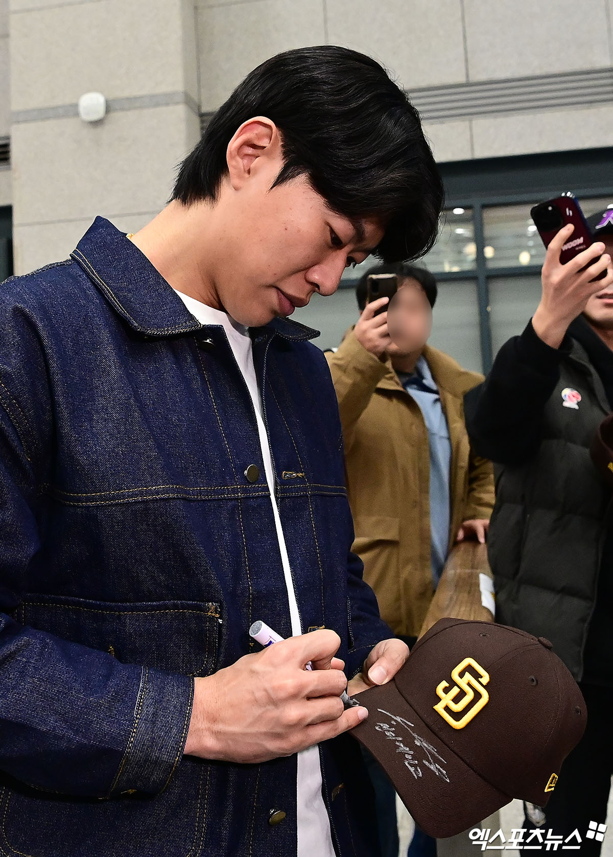 미국프로야구 메이저리그(MLB) 샌디에이고 파드리스와 4년 계약을 맺은 송성문이 23일 오전 인천국제공항을 통해 귀국했다.   송성문이 팬들의 사인 요청에 응하고 있다.  앞서 AP통신은 22일 송성문이 샌디에이고와 4년 총액 1500만 달러(약 222억원)에 계약을 맺었다고 보도했다. 계약금은 100만 달러, 연봉은 총 900만 달러(2026년 250만 달러, 2027년 300만 달러, 2028년 350만 달러 등 총 900만 달러)다. 인천공항, 박지영 기자