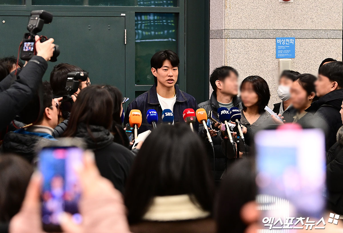 미국프로야구 메이저리그(MLB) 샌디에이고 파드리스와 4년 계약을 맺은 송성문이 23일 오전 인천국제공항을 통해 귀국했다.   송성문이 입국장에서 취재진과 인터뷰를 나누고 있다.  앞서 AP통신은 22일 송성문이 샌디에이고와 4년 총액 1500만 달러(약 222억원)에 계약을 맺었다고 보도했다. 계약금은 100만 달러, 연봉은 총 900만 달러(2026년 250만 달러, 2027년 300만 달러, 2028년 350만 달러 등 총 900만 달러)다. 인천공항, 박지영 기자