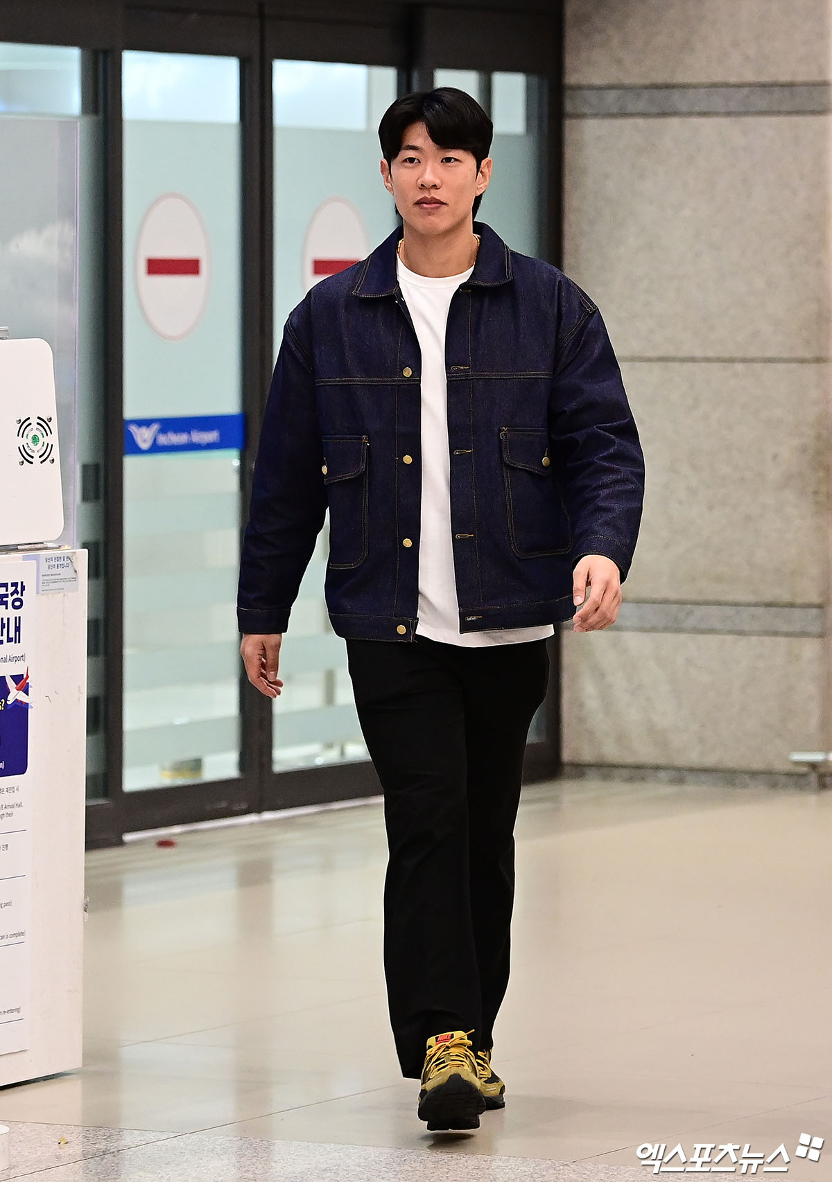 미국프로야구 메이저리그(MLB) 샌디에이고 파드리스와 4년 계약을 맺은 송성문이 23일 오전 인천국제공항을 통해 귀국했다.   송성문이 입국장을 나서고 있다.  앞서 AP통신은 22일 송성문이 샌디에이고와 4년 총액 1500만 달러(약 222억원)에 계약을 맺었다고 보도했다. 계약금은 100만 달러, 연봉은 총 900만 달러(2026년 250만 달러, 2027년 300만 달러, 2028년 350만 달러 등 총 900만 달러)다. 인천공항, 박지영 기자