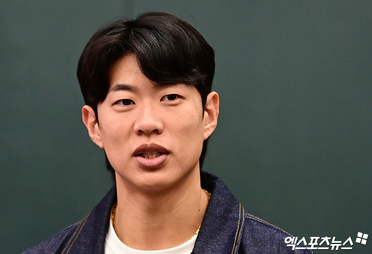 미국프로야구 메이저리그(MLB) 샌디에이고 파드리스와 4년 계약을 맺은 송성문이 23일 오전 인천국제공항을 통해 귀국했다.   송성문이 입국장에서 취재진과 인터뷰를 나누고 있다.  앞서 AP통신은 22일 송성문이 샌디에이고와 4년 총액 1500만 달러(약 222억원)에 계약을 맺었다고 보도했다. 계약금은 100만 달러, 연봉은 총 900만 달러(2026년 250만 달러, 2027년 300만 달러, 2028년 350만 달러 등 총 900만 달러)다. 인천공항, 박지영 기자