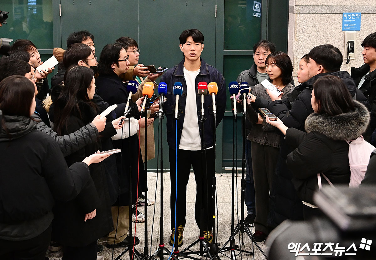 미국프로야구 메이저리그(MLB) 샌디에이고 파드리스와 4년 계약을 맺은 송성문이 23일 오전 인천국제공항을 통해 귀국했다.   송성문이 입국장에서 취재진과 인터뷰를 나누고 있다.  앞서 AP통신은 22일 송성문이 샌디에이고와 4년 총액 1500만 달러(약 222억원)에 계약을 맺었다고 보도했다. 계약금은 100만 달러, 연봉은 총 900만 달러(2026년 250만 달러, 2027년 300만 달러, 2028년 350만 달러 등 총 900만 달러)다. 인천공항, 박지영 기자