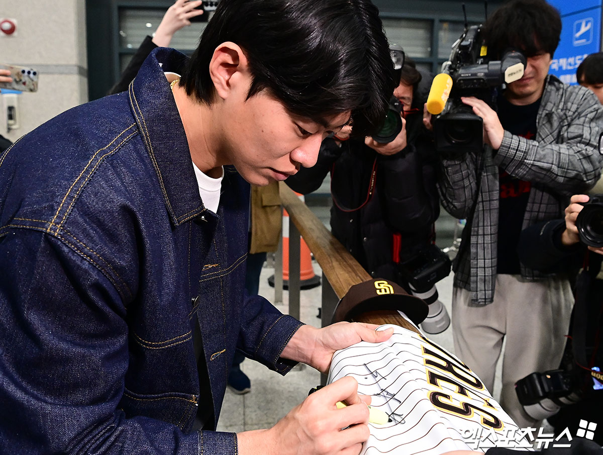 미국프로야구 메이저리그(MLB) 샌디에이고 파드리스와 4년 계약을 맺은 송성문이 23일 오전 인천국제공항을 통해 귀국했다.   송성문이 팬들의 사인 요청에 응하고 있다.  앞서 AP통신은 22일 송성문이 샌디에이고와 4년 총액 1500만 달러(약 222억원)에 계약을 맺었다고 보도했다. 계약금은 100만 달러, 연봉은 총 900만 달러(2026년 250만 달러, 2027년 300만 달러, 2028년 350만 달러 등 총 900만 달러)다. 인천공항, 박지영 기자