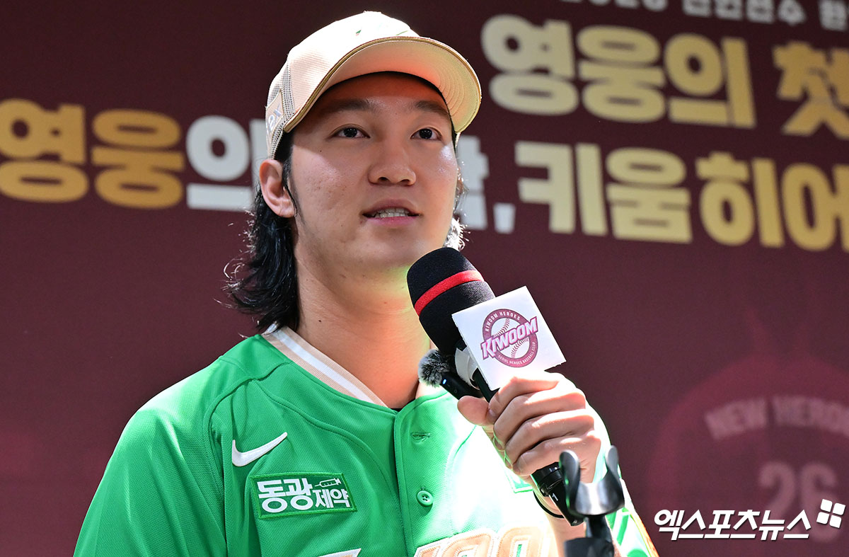 24일 오후 서울 구로구 고척스카이돔에서 열린 '2025 신한 SOL Bank KBO리그' KIA 타이거즈와 키움 히어로즈의 경기, 경기 전 2026 키움 신인 선수 환영행사 '영웅의 첫걸음'이 진행됐다.  키움 안우진이 신인 선수들의 질문에 답하고 있다. 엑스포츠뉴스 DB