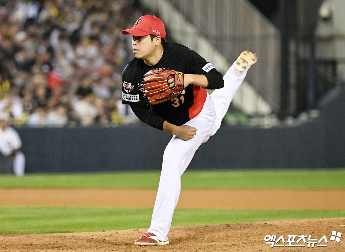 19일 오후 서울 송파구 잠실야구장에서 열린 '2024 신한 SOL Bank KBO리그' KIA 타이거즈와 두산 베어스의 경기, 8회말 KIA 박준표가 공을 힘차게 던지고 있다. 엑스포츠뉴스 DB