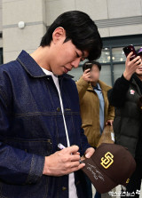 샌디에이고 모자에 사인하는 송성문[포토]