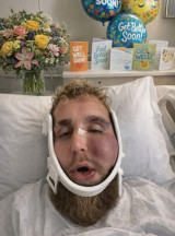 죽도록 맞을 만 했네! 제이크 폴, '턱 이중 골절'→2800억 챙겼다…"아메리칸 드림" 전용기서 돈다발에 둘러싸인 사진 공개