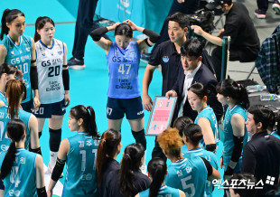 이영탁 감독 ‘작전 지시’[포토]