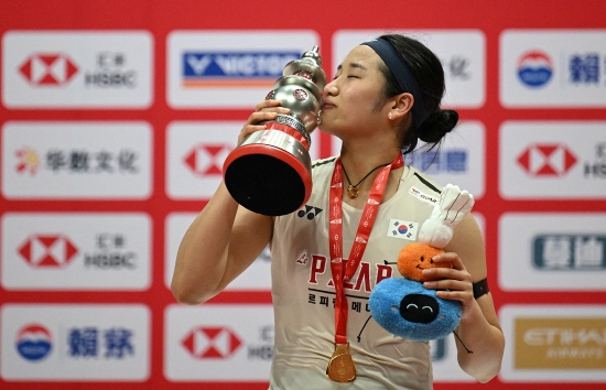 안세영은 지난 21일 중국 항저우에서 열린 BWF 월드투어 파이널 여자단식에서 중국의 세계 2위 왕즈이를 게임스코어 2-1로 누르고 4년 만의 정상 탈환에 성공했다. 안세영은 월드투어 파이널 정상 등극으로 단일시즌 여자단식 최다 우승이자 남여단식 세계 타이기록인 11회 우승을 일궈냈다. 또 혼합단체 세계선수권대회인 '수디르만컵'에서 치른 5경기까지 포함해 73승4패를 기록하고 역대 단일시즌 최다 승률인 94.8%를 기록했다. 여기에 배드민턴 전종목을 통틀어 유일하게 단일시즌 상금 100만 달러(14억8000만원)도 돌파했다. 안세영은 2026년엔 아시안게임에도 출전하게 되면서 1월 초 말레이시아 오픈부터 12월 말 월드투어 파이널까지 16개 대회 안팎을 소화하는 강행군을 소화할 것으로 보인다. 연합뉴스