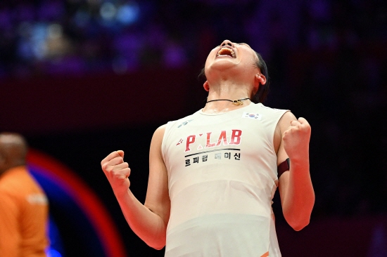 안세영은 지난 21일 중국 항저우에서 열린 BWF 월드투어 파이널 여자단식에서 중국의 세계 2위 왕즈이를 게임스코어 2-1로 누르고 4년 만의 정상 탈환에 성공했다. 안세영은 월드투어 파이널 정상 등극으로 단일시즌 여자단식 최다 우승이자 남여단식 세계 타이기록인 11회 우승을 일궈냈다. 또 혼합단체 세계선수권대회인 '수디르만컵'에서 치른 5경기까지 포함해 73승4패를 기록하고 역대 단일시즌 최다 승률인 94.8%를 기록했다. 여기에 배드민턴 전종목을 통틀어 유일하게 단일시즌 상금 100만 달러(14억8000만원)도 돌파했다. 안세영은 2026년엔 아시안게임에도 출전하게 되면서 1월 초 말레이시아 오픈부터 12월 말 월드투어 파이널까지 16개 대회 안팎을 소화하는 강행군을 소화할 것으로 보인다. 연합뉴스