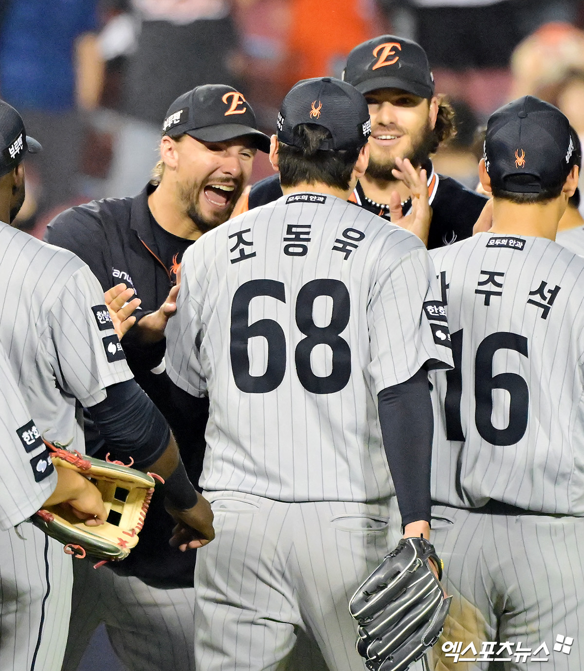 28일 오후 서울 송파구 잠실야구장에서 열린 '2025 신한 SOL Bank KBO리그' 한화 이글스와 LG 트윈스의 경기, 한화가 연장 11회 채은성의 결승 투런포에 힘입어 LG에 6:5 승리를 거뒀다.  이날 경기에서 승리한 한화 선수들이 기뻐하고 있다. 엑스포츠뉴스 DB