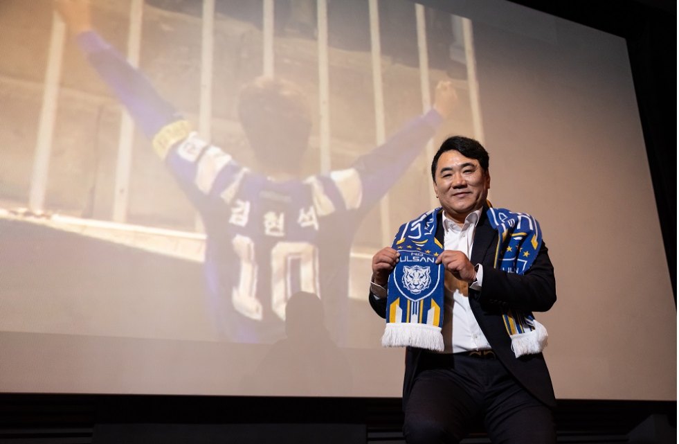 울산HD는 24일 구단 공식 채널을 통해 김현석 감독이 제14대 사령탑으로 부임했다고 발표했다. 현역 시절 울산 레전드 선수였던 김현석 감독은 친정팀 울산 지휘봉을 잡으면서 지도자 데뷔 후 처음으로 K리그1 구단을 이끌게 됐다. 울산은 지난 시즌 부진에 빠져 10년 만에 파이널B로 추락하고 리그 9위로 순위를 마쳤다. 김현석 감독도 친정팀의 재건과 재도약을 돕기 위해 최선을 다하겠다고 밝혔다. 울산HD 제공