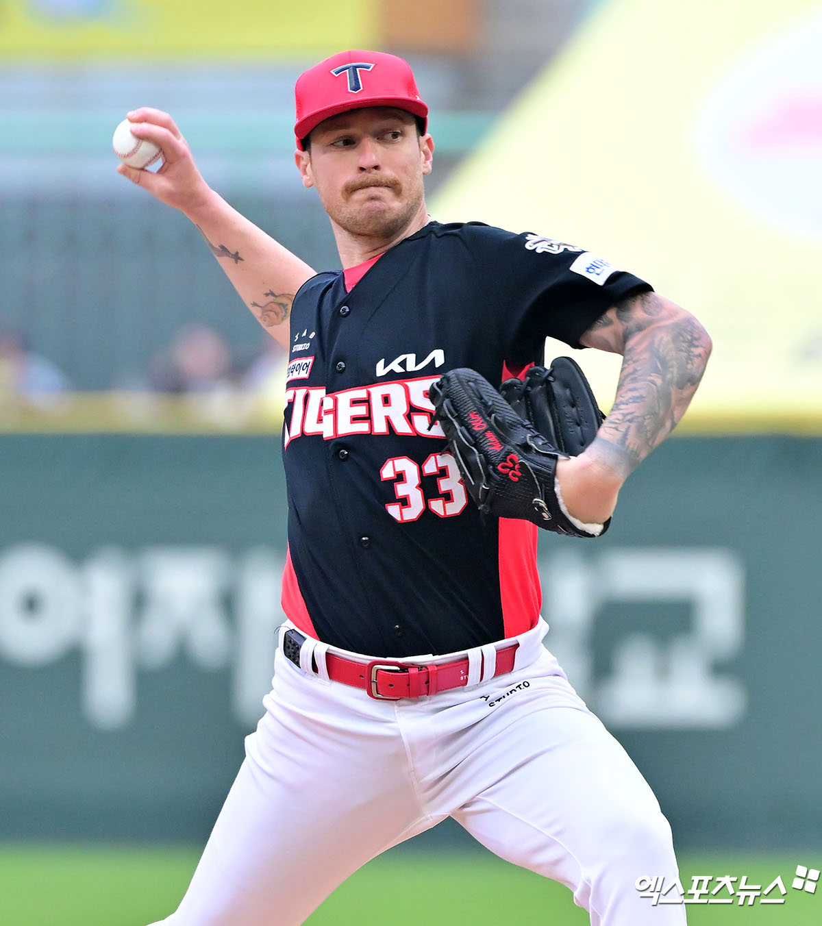10일 오후 인천SSG랜더스필드에서 열린 '2025 신한 SOL Bank KBO리그' KIA 타이거즈와 SSG 랜더스의 경기, 1회말 KIA 선발투수 올러가 공을 힘차게 던지고 있다. 엑스포츠뉴스 DB