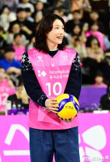 시구 나선 김연경 '크리스마스 이브 깜짝 손님'[포토]