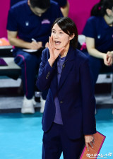 작전 지시하는 요시하라 감독[포토]