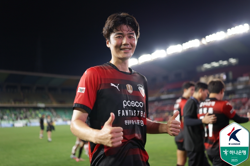 한국 축구의 레전드 베테랑 미드필더 기성용이 내년에도 포항 스틸러스 유니폼을 입고 경기장을 누빈다. 지난여름 FC서울을 떠나 포항에 입단한 기성용은 2025시즌이 끝난 뒤 은퇴를 포함해 여러 선택지를 두고 고민했으나, 자신이 힘들 때 손을 내밀어준 포항 사령탑 박태하 감독에게 보답하기 위해 포항과 더 동행하기로 결정했다고 밝혔다. 사진 한국프로축구연맹