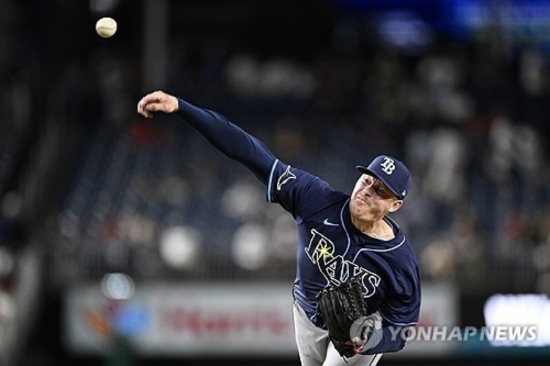 마이애미 말린스가 우완투수 페어뱅크스와 1년 총액 1300만 달러(약 188억원) 계약에 합의했다. 이번 계약에는 계약금 100만 달러, 등판 수에 따른 인센티브 100만 달러가 포함됐다. 만약 마이애미가 페어뱅크스를 트레이드할 경우에는 보너스 50만 달러를 지급한다. AP 연합뉴스