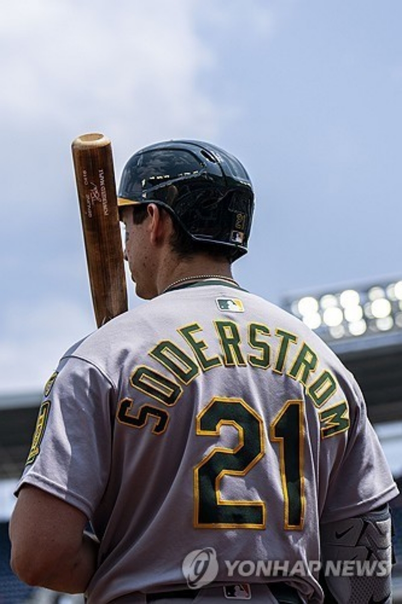 올해 첫 빅리그 풀타임 시즌을 소화한 외야수 타일러 소더스트롬이 소속팀 애슬레틱스와 7년 8600만 달러(약 1247억원) 규모의 연장 계약에 합의했다. 만약 2033년 구단 옵션이 발동될 경우 계약 총액은 최대 1억3100만달러(약 1900억원)까지 늘어날 수 있다. UPI 연합뉴스