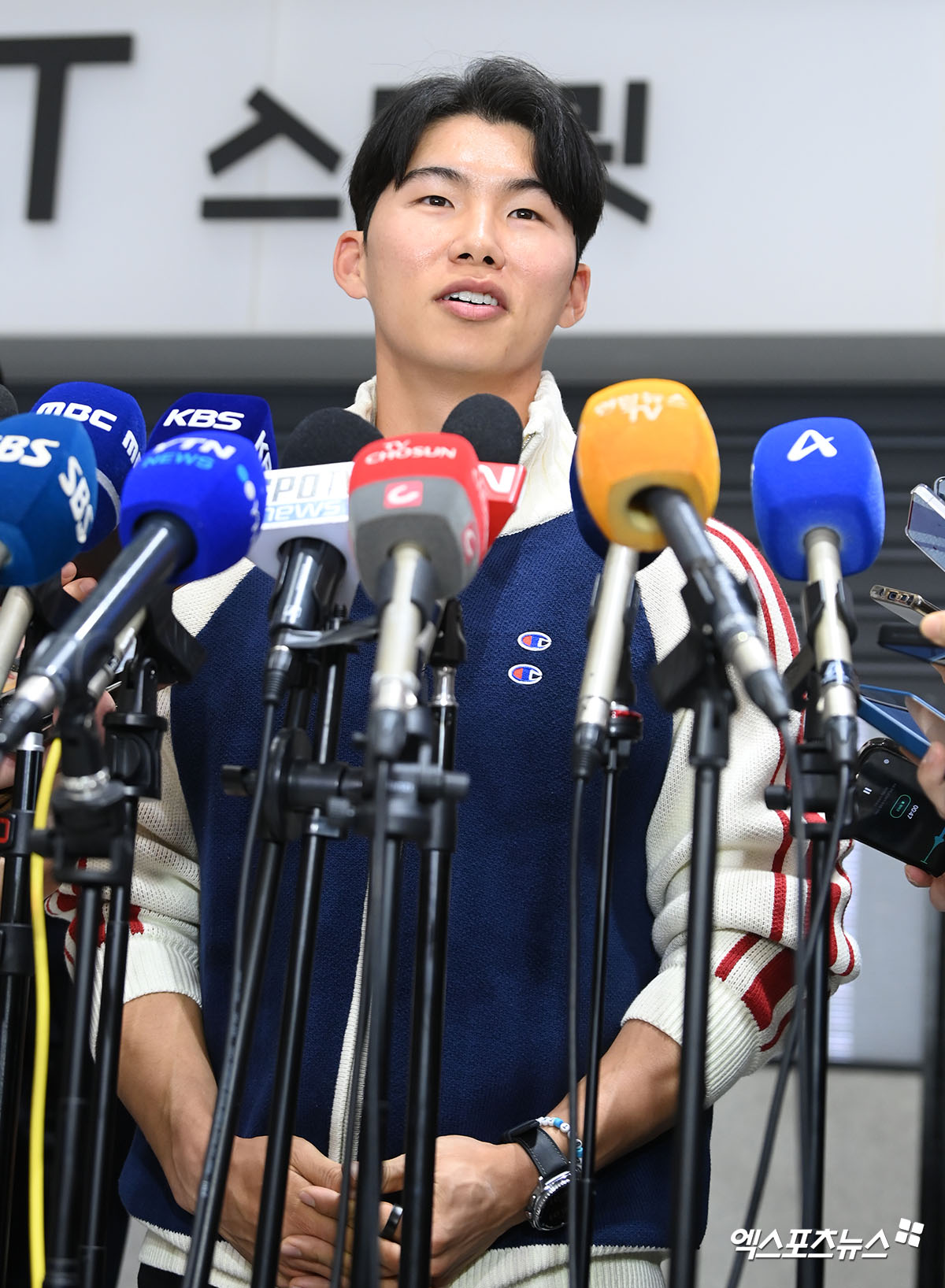 미국프로야구 메이저리그(MLB) 로스앤젤레스 다저스에서 뛰는 김혜성이 월드시리즈 우승반지와 함께 6일 오후 인천국제공항을 통해 귀국했다.  김혜성이 입국장을 나서 인터뷰를 하고 있다.  한국인 메이저리거 야수로는 역대 최초로 월드시리즈 우승반지를 차지한 김혜성은 올해 71경기 출전, 타율 0.280(161타수 45안타), 3홈런 17타점 19득점, 13도루(1실패), 출루율 0.314 장타율 0.385, OPS 0.699의 기록으로 정규시즌을 마무리했다. 5월 초 콜업된 이후 2루수와 유격수, 중견수를 거치며 팀내 알토란 같은 활약을 펼쳤다. 엑스포츠뉴스 DB