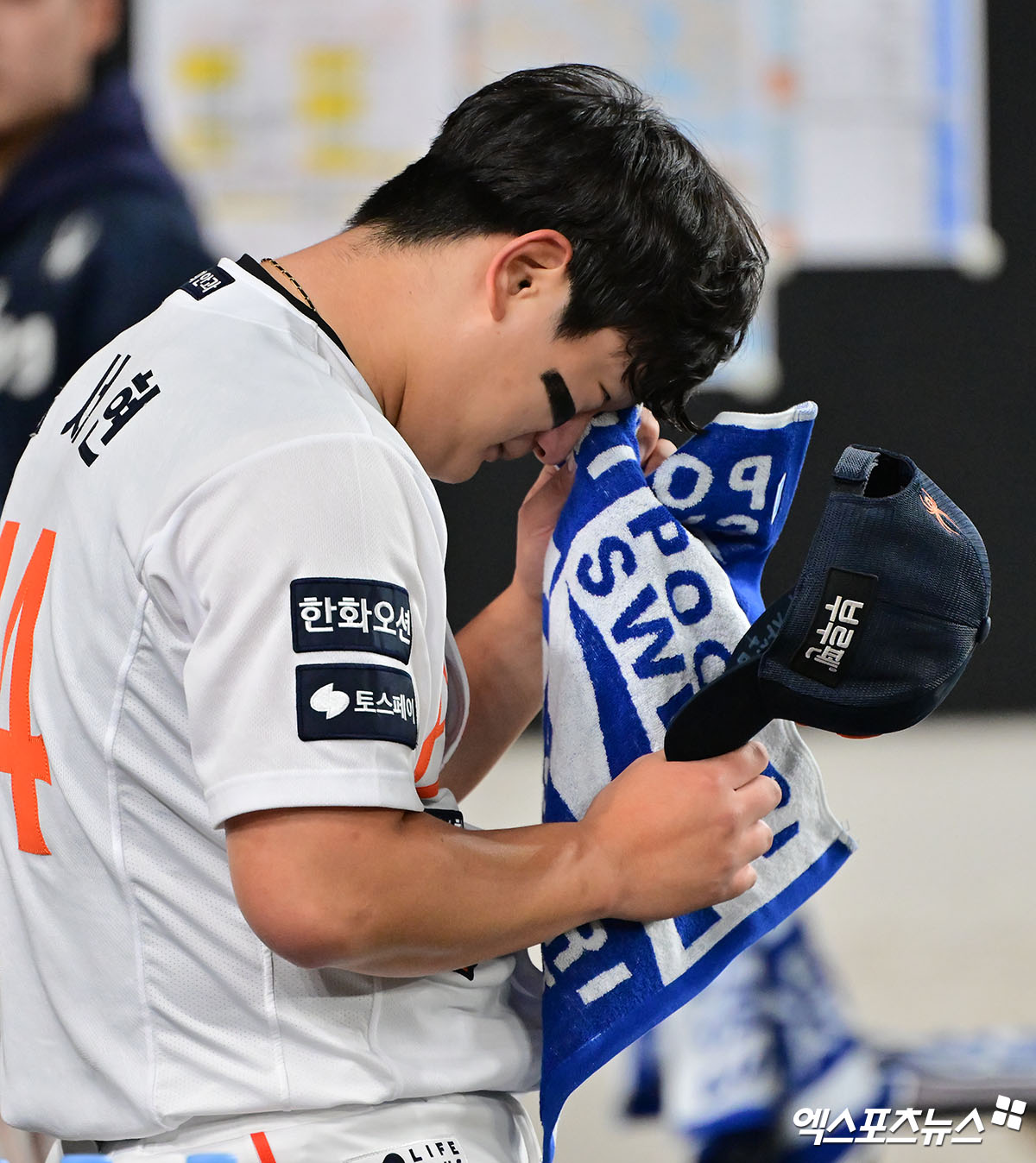 29일 오후 대전 한화생명 볼파크에서 열린 '2025 신한 SOL Bank KBO 한국시리즈' LG 트윈스와 한화 이글스의 3차전 경기, 한화가 8회에만 6점을 뽑아내며 LG에 7:3으로 역전승을 거뒀다.  이날 경기에서 승리한 한화 김서현이 눈물을 흘리고 있다. 엑스포츠뉴스 DB