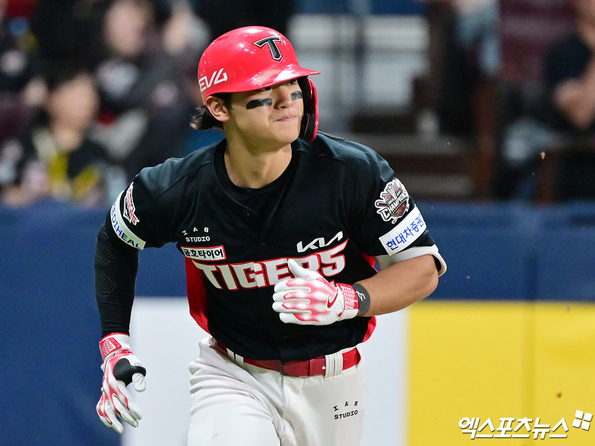 7일 오후 서울 구로구 고척스카이돔에서 열린 '2025 신한 SOL Bank KBO리그' KIA 타이거즈와 키움 히어로즈의 경기, 8회초 무사 만루 KIA 김도영이 3타점 2루타를 날리고 있다. 엑스포츠뉴스 DB