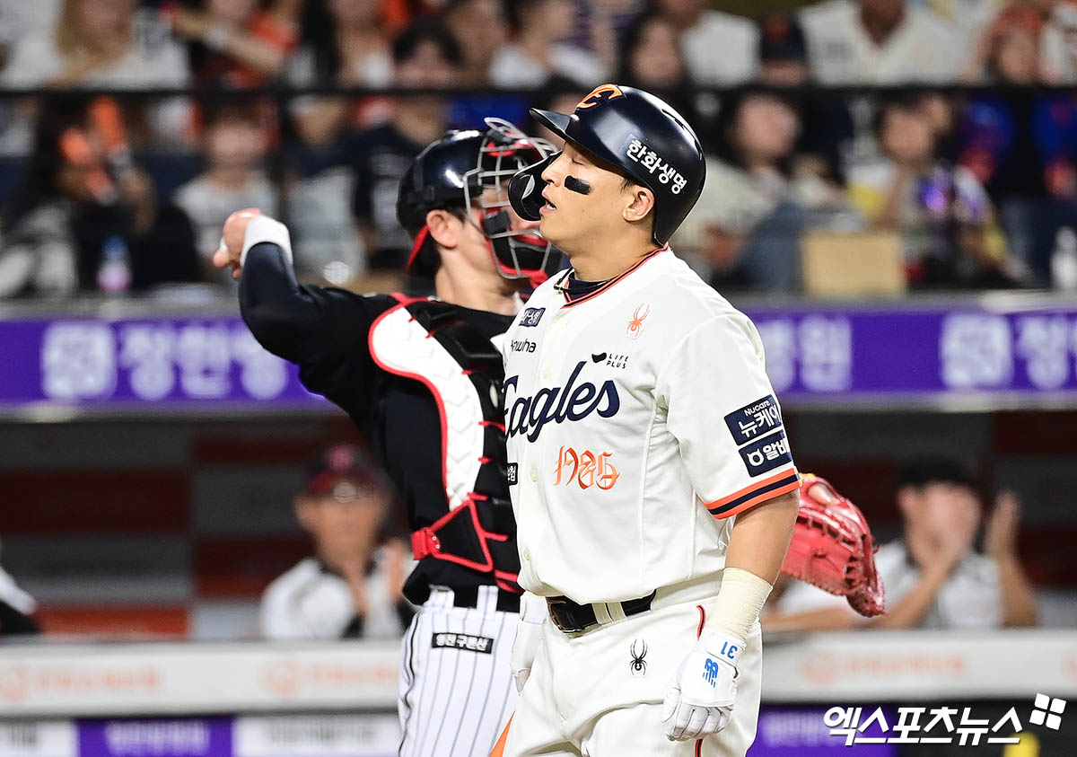 27일 대전 한화생명볼파크에서 열린 '2025 신한 SOL Bank KBO리그' LG 트윈스와 한화 이글스의 경기, 6회말 한화 선두타자 손아섭이 헛스윙 삼진 아웃으로 물러나며 아쉬워하고 있다. 엑스포츠뉴스 DB