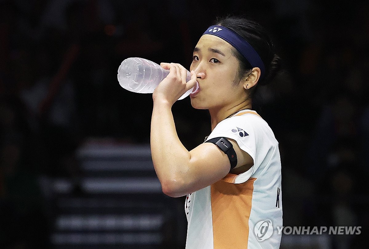 2025년 최고의 한 해를 보낸 안세영이 2026년 새해의 시작을 하늘 위에서 맞이하는 파격 행보로 새 시즌을 연다. 안세영을 포함한 배드민턴 대표팀은 12월 31일 밤 인천국제공항을 통해 출국한다. 비행기 이륙 시간이 1월 1일 0시 10분경으로 예정되어 있어 안세영은 2026년 병오년 새해 첫 순간을 비행기 안에서 맞이하게 됐다. 연합뉴스