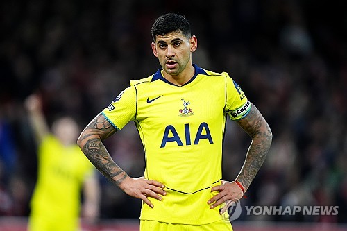 토트넘 홋스퍼가 손흥민을 떠나보낸 뒤 맞이한 리더십의 공백이 심각한 위기로 번지고 있다. 새 주장 크리스티안 로메로가 감정 조절 실패와 무책임한 태도로 도마 위에 오르면서 손흥민이 남긴 리더십의 가치가 재조명되고 있다. 연합뉴스