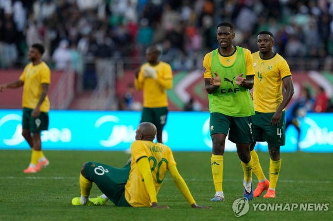 대한민국 축구 국가대표팀이 반드시 잡아야 할 남아프리카공화국의 치명적인 약점이 드러났다. 수적 우세 속에서도 득점을 올리지 못하는 답답한 결정력과 선제 실점 후 무너지는 경기 운영 능력이 그대로 노출됐다. 연합뉴스