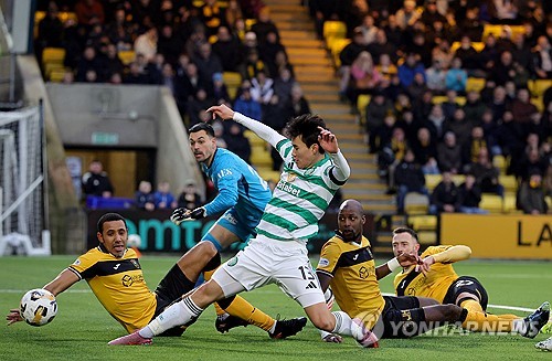 셀틱 양현준이 기다리던 리그 마수걸이 골을 가동하며 팀의 역전승에 힘을 보탰다. 셀틱은 28일(한국시간) 영국 웨스트로디언의 홈 오브 셋페어 아레나에서 열린 2025-2026시즌 스코티시 프리미어십 20라운드 리빙스턴과의 원정 경기에서 전반에만 6골이 터지는 난타전 끝에 4-2로 승리했다. 연합뉴스
