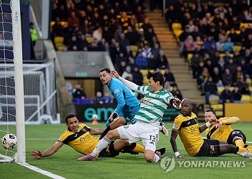 셀틱 양현준이 기다리던 리그 마수걸이 골을 가동하며 팀의 역전승에 힘을 보탰다. 셀틱은 28일(한국시간) 영국 웨스트로디언의 홈 오브 셋페어 아레나에서 열린 2025-2026시즌 스코티시 프리미어십 20라운드 리빙스턴과의 원정 경기에서 전반에만 6골이 터지는 난타전 끝에 4-2로 승리했다. 연합뉴스