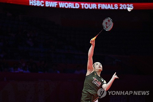 배드민턴 여자단식 최강 안세영이 세계 랭킹 1위 자리 사수에 초비상이 걸렸다. 2025년 최고의 한 해를 보냈음에도 불구하고, 해가 바뀌자마자 랭킹 포인트 산정 시스템으로 인해 순위가 교체될 위기에 직면했기 때문이다. 연합뉴스