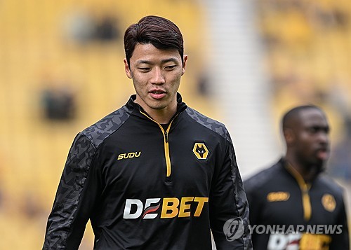 손흥민이 떠난 잉글리시 프리미어리그(EPL)에서 유일한 주전급 선수로 남은 황희찬마저 다음 시즌에는 볼 수 없을지도 모른다. 소속팀 울버햄프턴 원더러스가 끝이 보이지 않는 연패의 늪에 빠지며 강등이 현실화되고 있기 때문이다. 연합뉴스