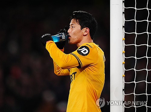 손흥민이 떠난 잉글리시 프리미어리그(EPL)에서 유일한 주전급 선수로 남은 황희찬마저 다음 시즌에는 볼 수 없을지도 모른다. 소속팀 울버햄프턴 원더러스가 끝이 보이지 않는 연패의 늪에 빠지며 강등이 현실화되고 있기 때문이다. 연합뉴스