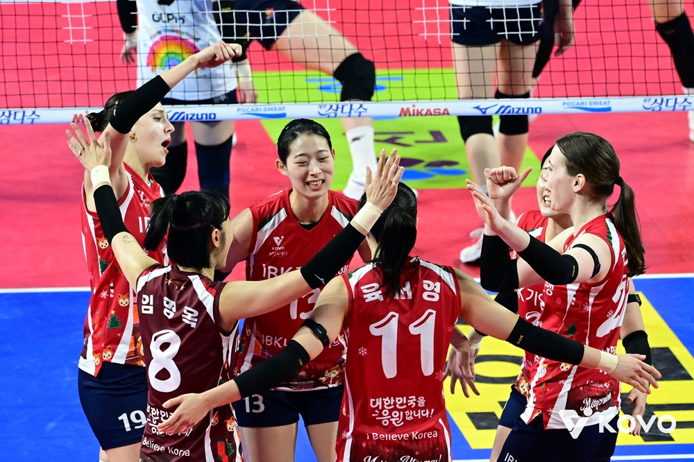 여자 프로배구 IBK기업은행이 28일 경기도 화성체육관에서 열린 진에어 2025-2026 V리그 여자부 3라운드 정관장과의 홈 경기에서 세트 스코어 3-1(25-18 25-22 17-25 25-17)로 이겼다. 사진 한국배구연맹 제공