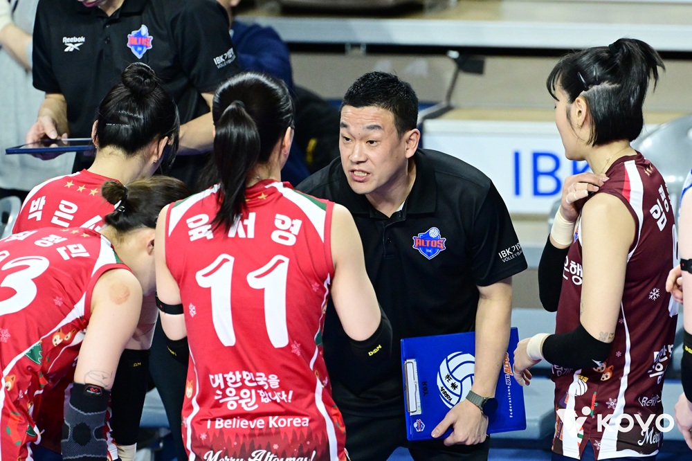 여자 프로배구 IBK기업은행이 28일 경기도 화성체육관에서 열린 진에어 2025-2026 V리그 여자부 3라운드 정관장과의 홈 경기에서 세트 스코어 3-1(25-18 25-22 17-25 25-17)로 이겼다. 사진 한국배구연맹 제공