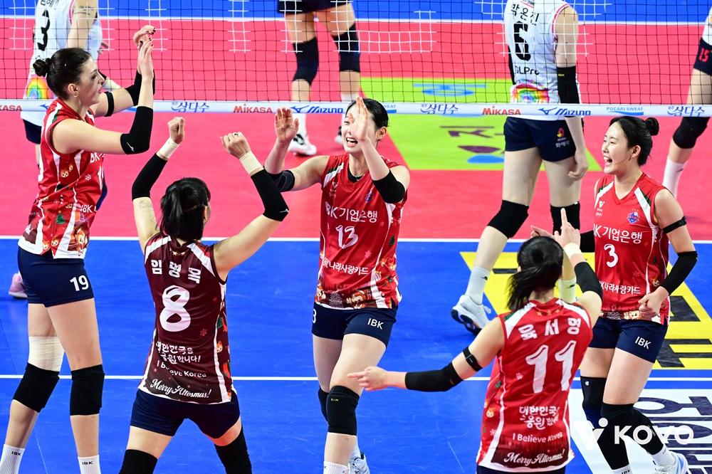 여자 프로배구 IBK기업은행이 28일 경기도 화성체육관에서 열린 진에어 2025-2026 V리그 여자부 3라운드 정관장과의 홈 경기에서 세트 스코어 3-1(25-18 25-22 17-25 25-17)로 이겼다. 사진 한국배구연맹 제공
